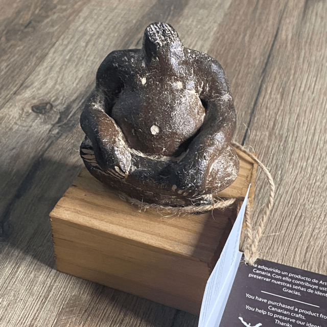 Ídolo aborigen con base de madera