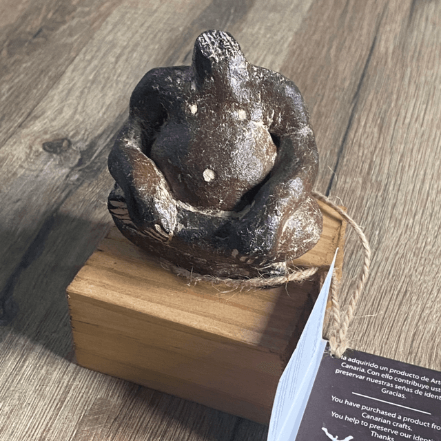 Ídolo aborigen con base de madera